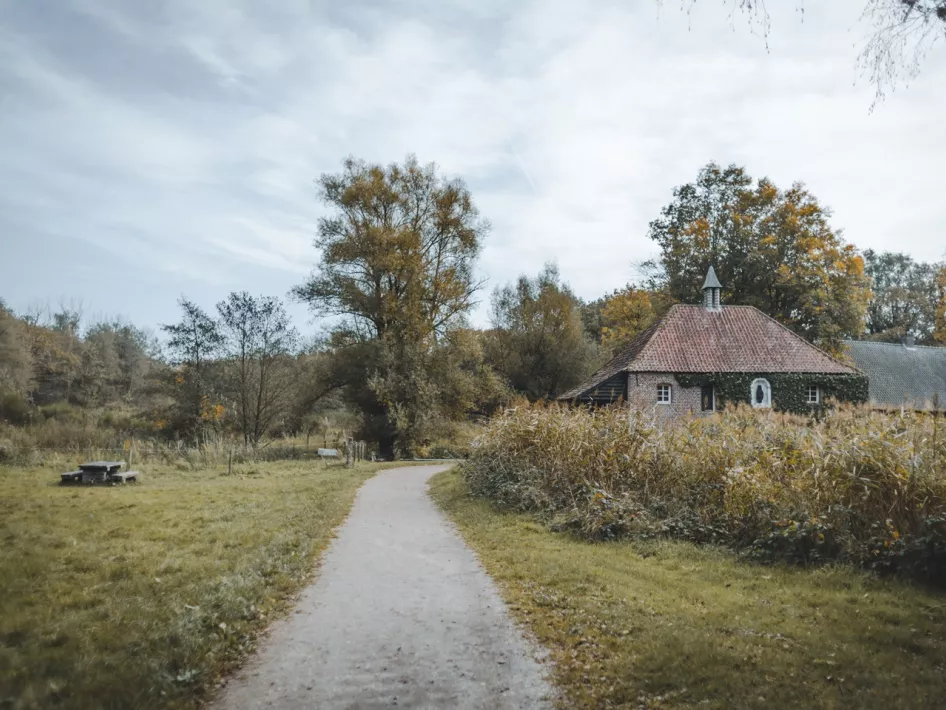 De Leumolen in natuurgebied het Leudal met bankjes op een grasveldje om uit te rusten en te genieten van de schoonheid