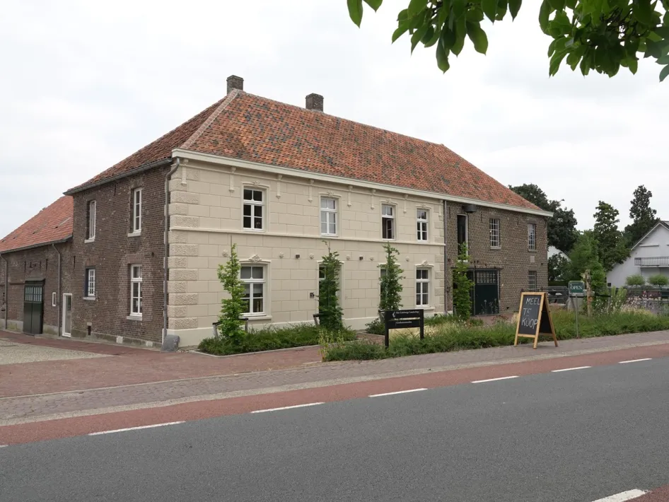Grathemermolen aan de Brugstraat, met het historische molengebouw langs de weg.