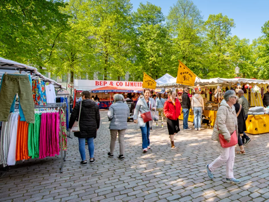 Mensen struinen rond op de Weekmarkt Roermond