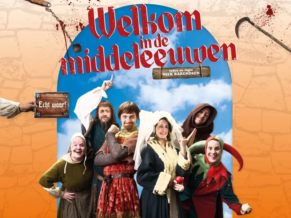 Theaterposter van Welkom in de Middeleeuwen met zes acteurs in middeleeuwse kostuums tegen een blauwe lucht en de rode titel boven hen.