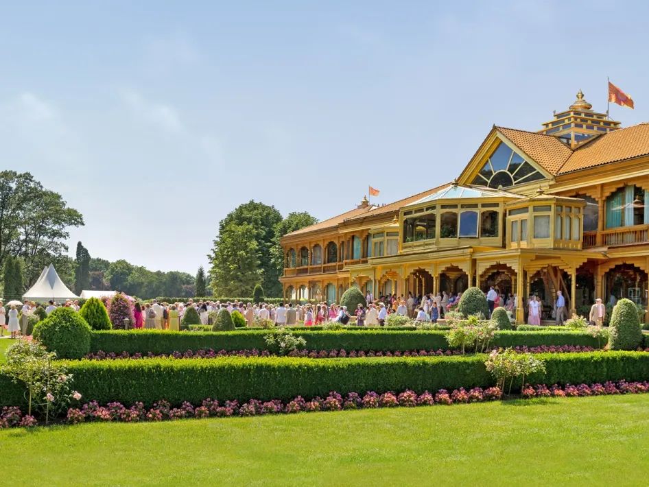 Bezoekers wandelen door de formele tuinen van MERU bij het Maharishi House tijdens de open dag tijdens de Wereld Vrede Dag.