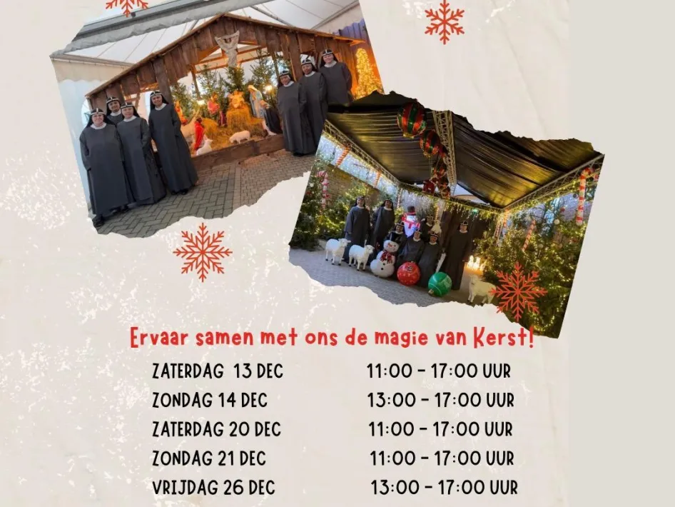 Informatiebord met foto’s van de zusters en de kerststal en de openingstijden van de Kerststal bij de Zusters in Weert, met feestelijke kerstversiering op de achtergrond.