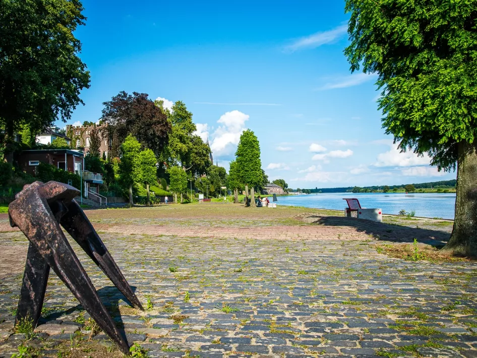 De Loswalkade aan de Maas in Kessel