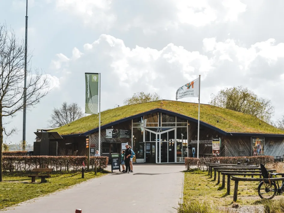 Buitencentrum De Pelen with its green roof near De Groote Peel National Park.