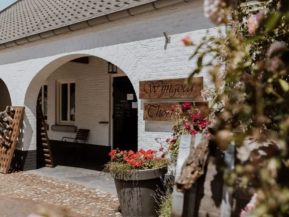 Wijnfietsroute Maasland - De ingang van Wijngoed Thorn