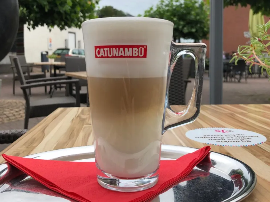 Enjoy a fresh Catanambu latte on the terrace at Wijs en Koffie.