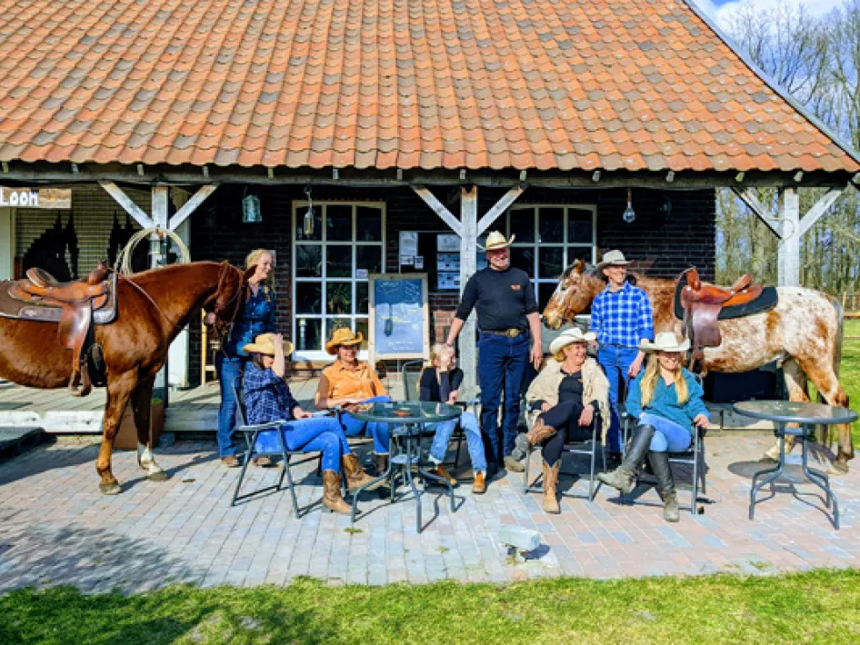 Grouppicture with horses and people
