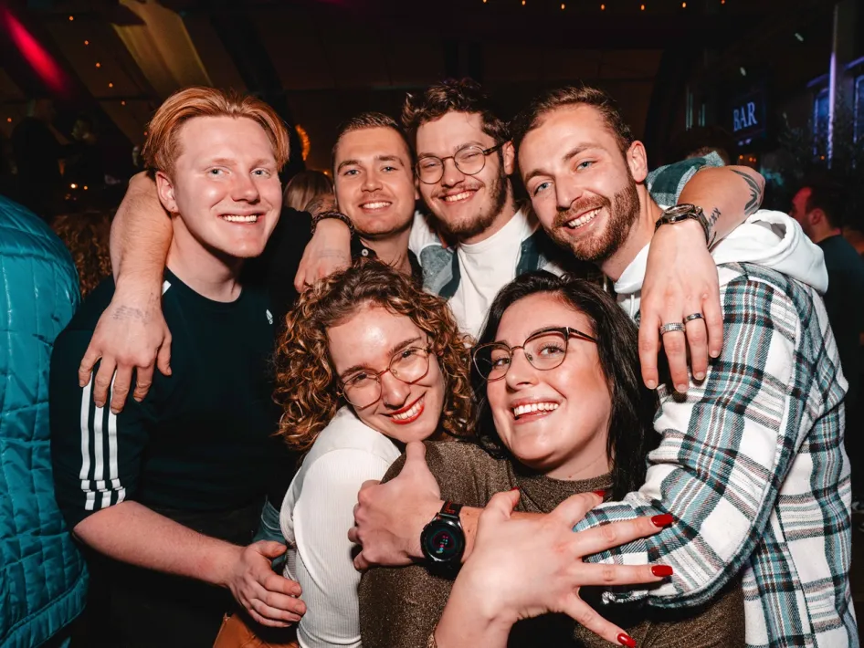 Groepje bezoekers van de Winter Fever Arena - Crazy Piano's poseert voor de fotograaf