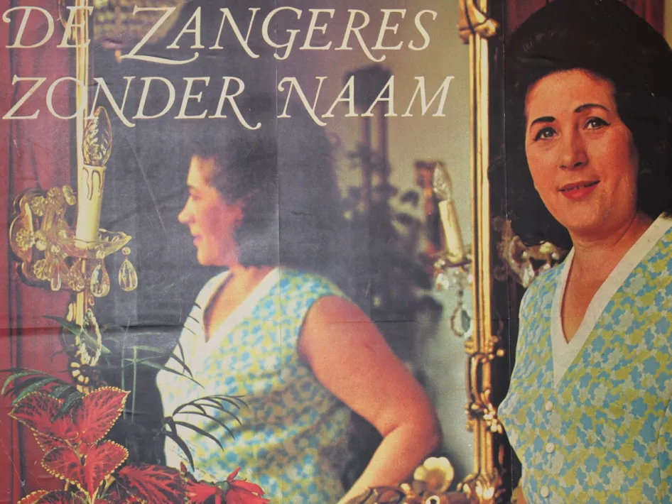 De Zangeres Zonder Naam, Maria (Mary) Servaes-Beij poseert voor een van haar bekende platenhoezen