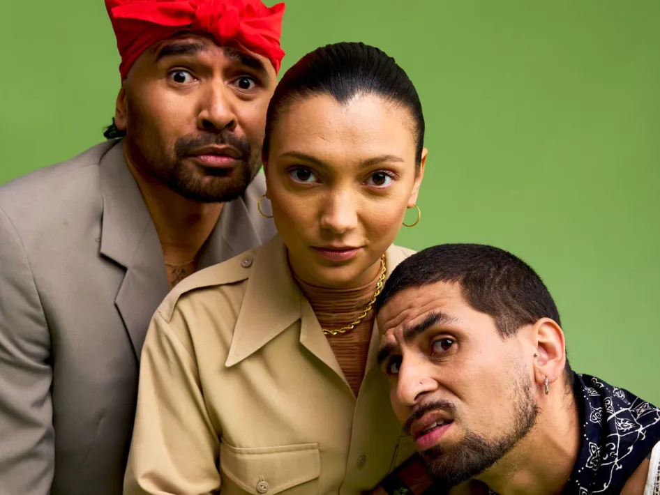 Joenoes Polnaija, Tara Hetharia en Jefta Tanate poseren samen tegen een groene achtergrond voor de theatervoorstelling Kelapa Muda.