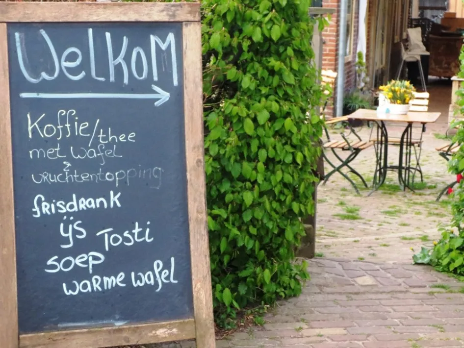 Welkomstbord met terrasaanbod bij Zorgboerderij Rondmeer