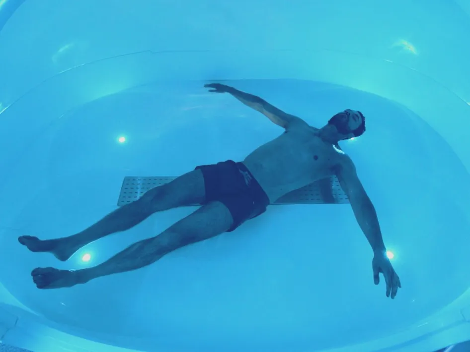 Man floats relaxed in a float cabin filled with salt water at Zout & Zo.Man floats relaxed in a float cabin filled with salt water at Zout & Zo.