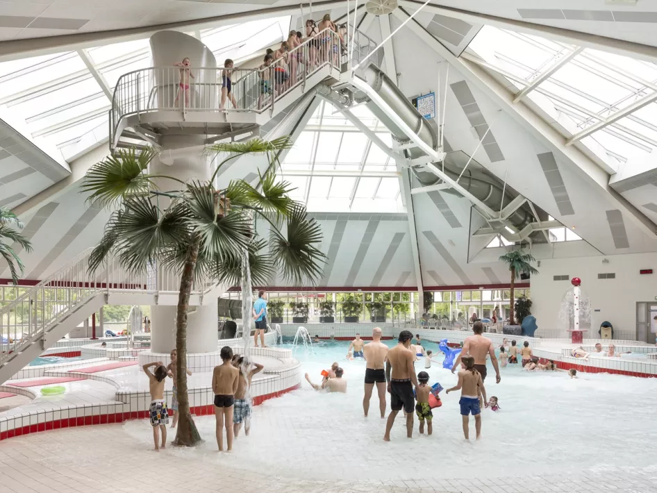People standing in the pool of Indoor swimming pool De IJzeren Man