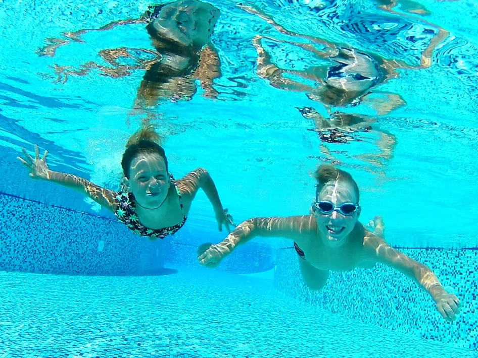 Kinderen zwemmen onder water bij zwembad De Roerdomp