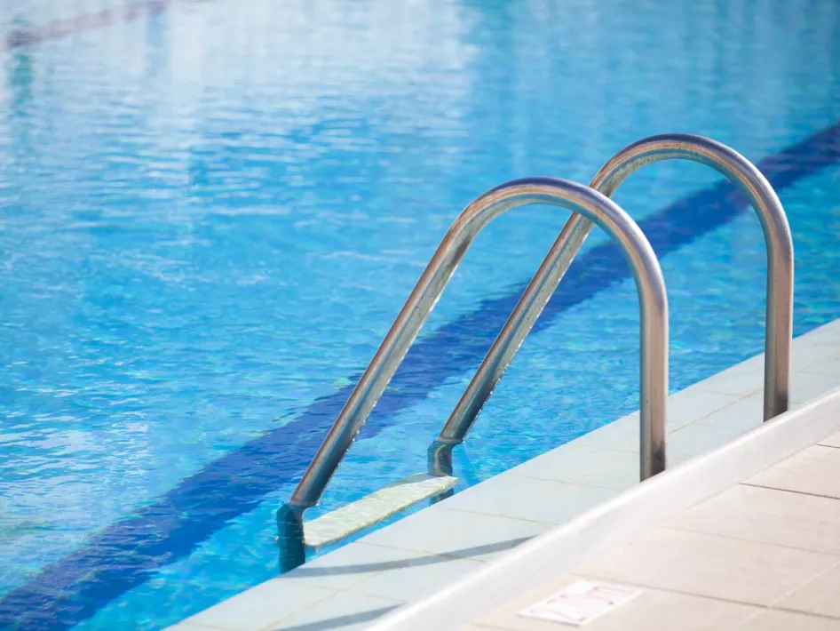 Het trapje in het binnenbad van zwembad De Roerdomp