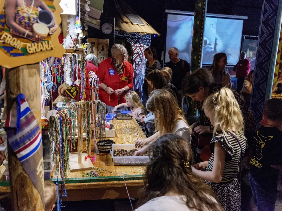 Wereldpaviljoen Steyl haarsieraad maken