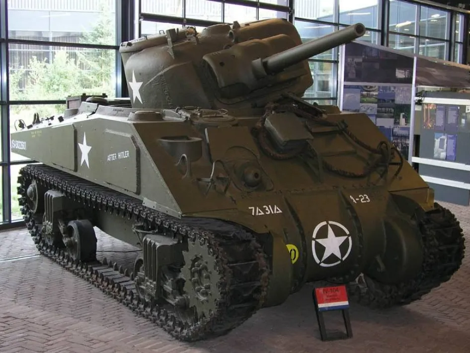 Tank uit WOII staat tentoongesteld tijdens de Zomervakantie in het Oorlogsmuseum Overloon