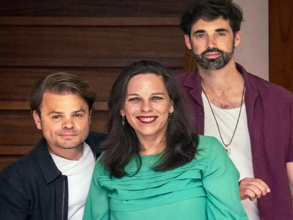 2 mannen en een vrouw op de foto van music & wonders of the beatles