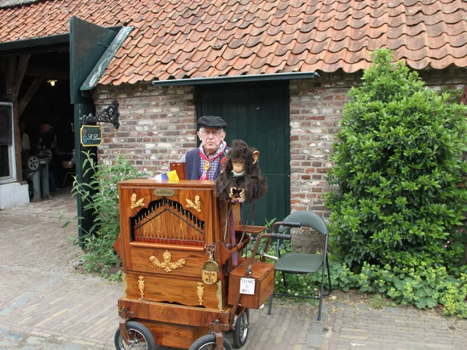 Bierbrouwen en straatorgels op Eynderhoof met ambachtslieden aan het werk en draaiorgels die muziek maken op het terrein