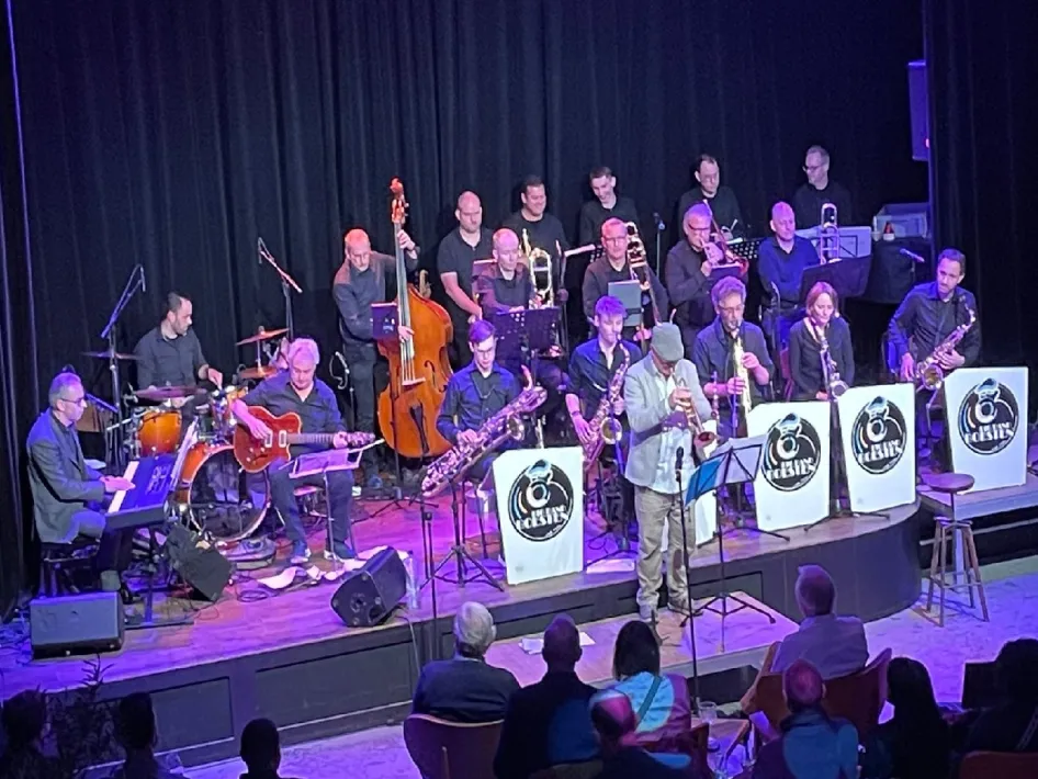 bigband boesten in concert met paarse lichten op zich