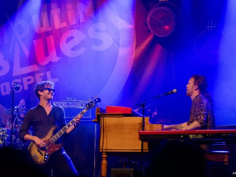 Twee muzikanten treden op tijdens Moulin Blues 2024