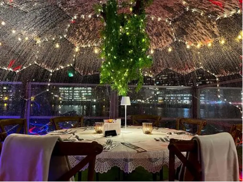 Gezellige winterdining Thorn in een verwarmde privé-dome bij Humphrey’s, met gedekte tafel, sfeerverlichting en uitzicht over de Maasplassen.