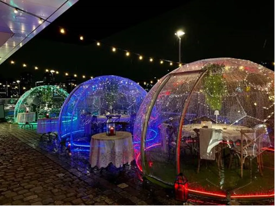 Verlichte privé-domes voor winterdining Thorn bij Humphrey’s aan de Maasplassen, sfeervol ingericht met warme verlichting en uitzicht over het water.