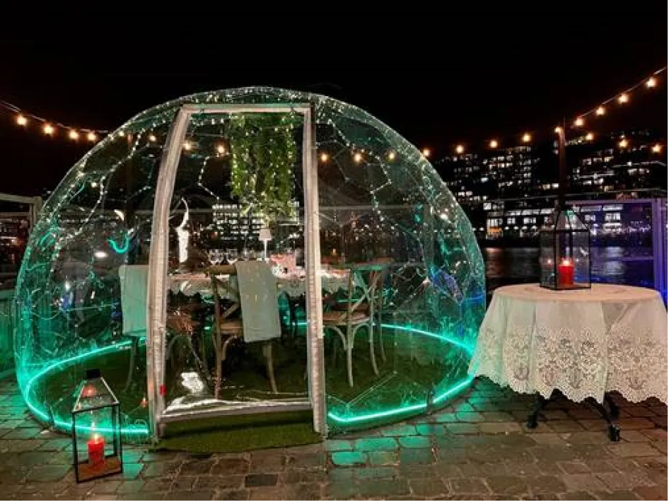 Sfeervolle winterdining Thorn in een verlichte privé-dome bij Humphrey’s aan de Maasplassen, met gedekte tafel en warme verlichting.