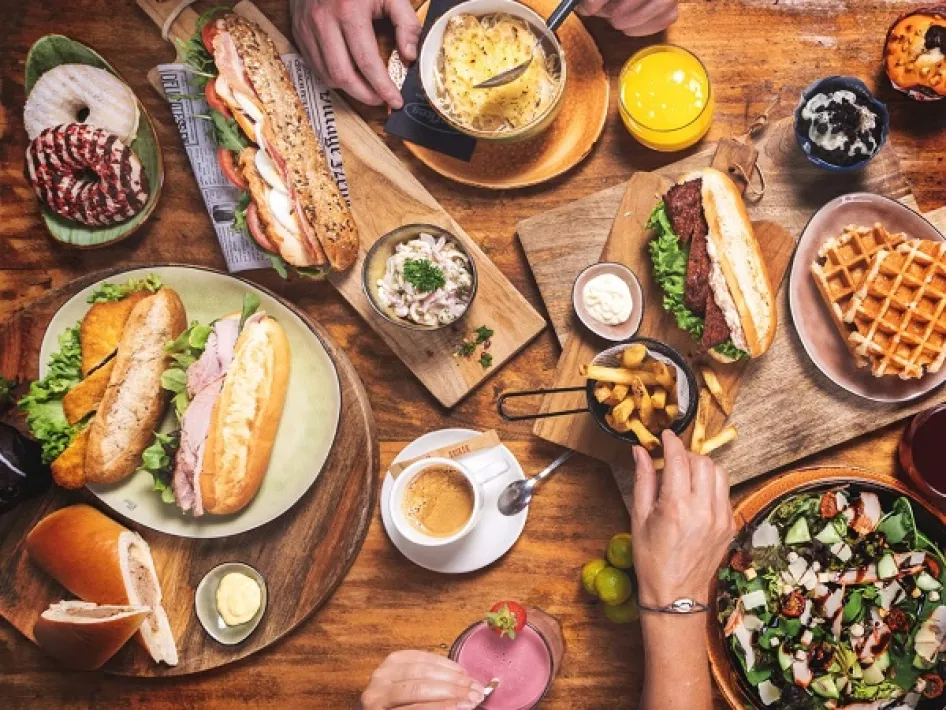 Een tafel met het eten van Bufkes erop