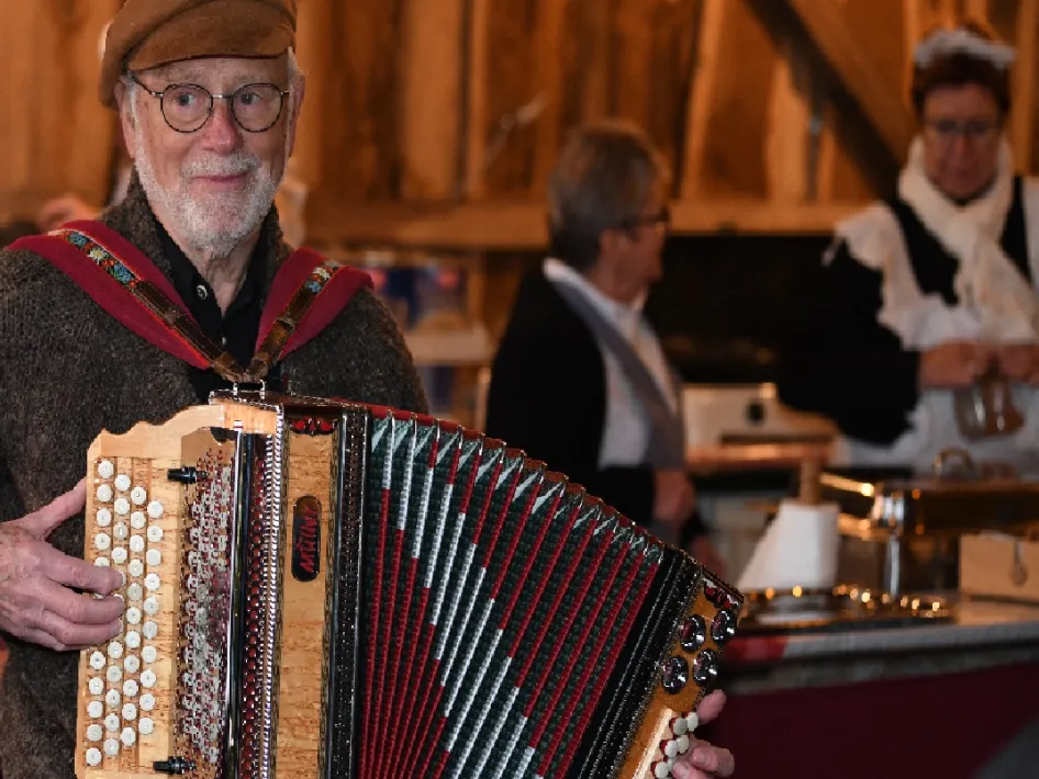 Zomerconcert Pro Musica man speelt akkoordeon