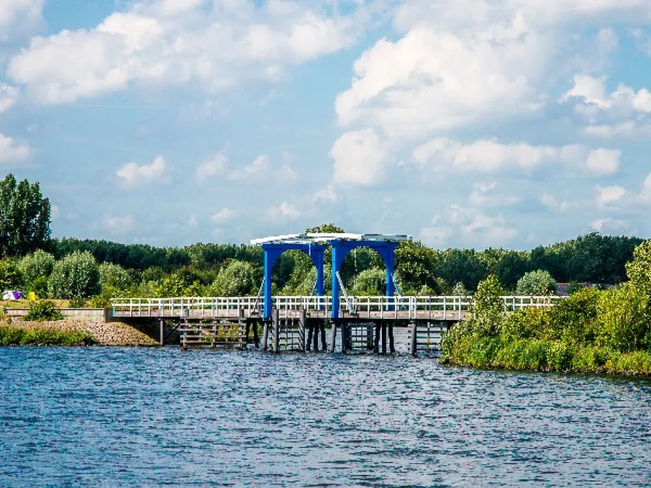 Brug bij de Maasplassen tijdens de wandelroute