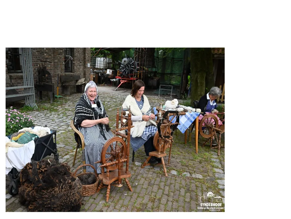 Stroop koken en spinnen bij eynderhoof door 2 vrouwen op deze afbeelding