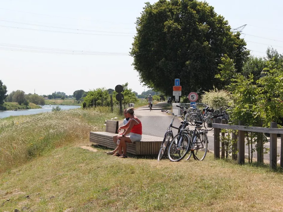 Fietsers uitrusten aan de Grensmaas