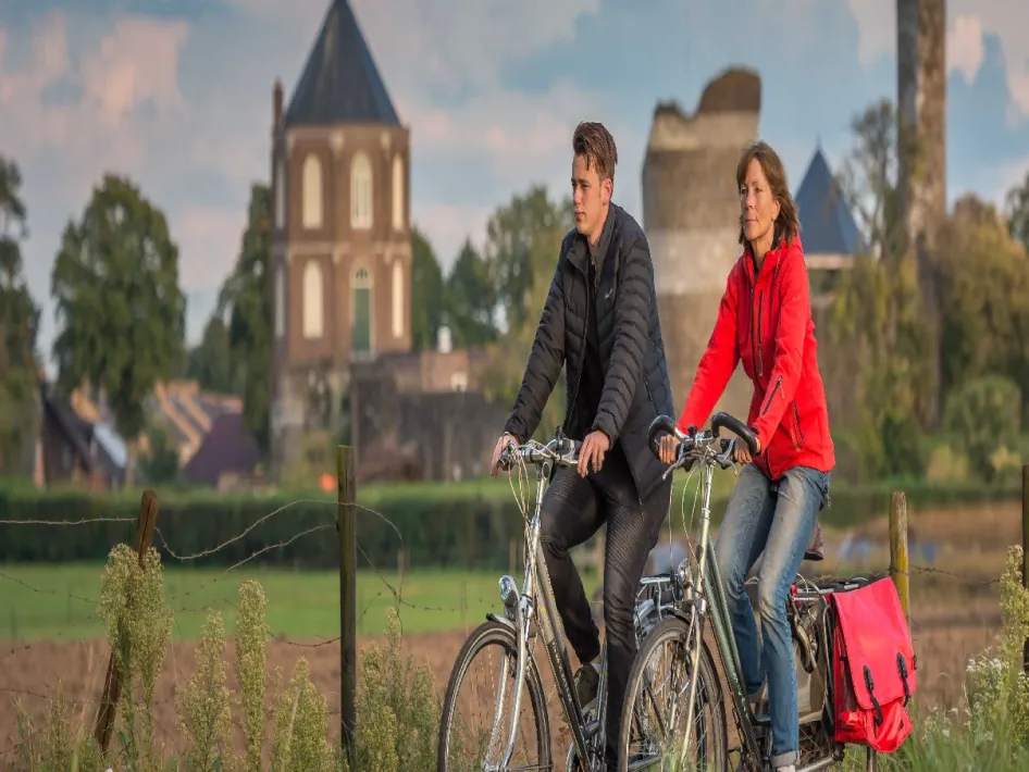 fietstocht langs kastelen en kasteelboederijen en hier zie je man en vrouw fietsen