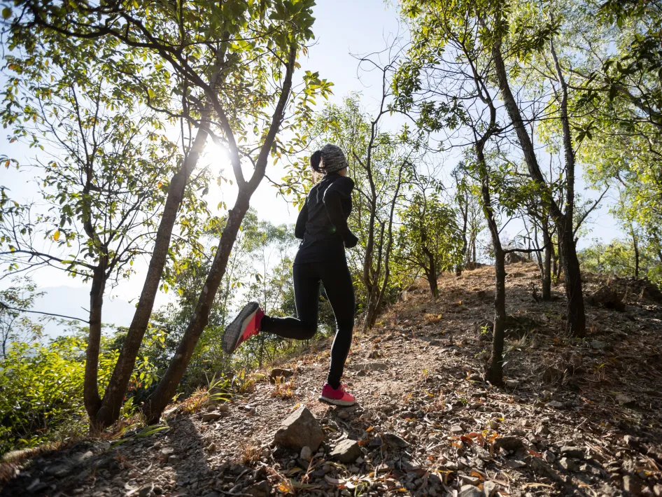 12e Trailrun Leudal vrouw die aan het rennen is in een bos