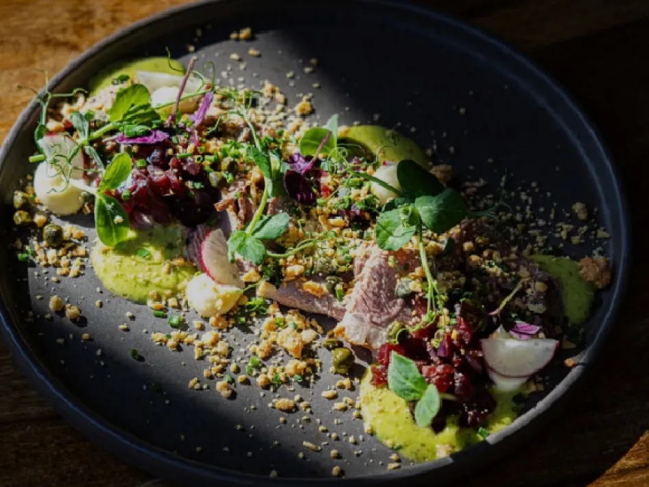 Gerecht tijdens Food La Route Roermond met kleurrijke ingrediënten, groenten en verfijnde opmaak op een bord.