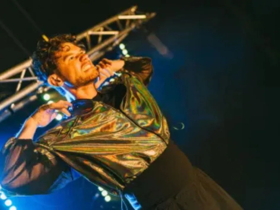 Resonance dansvoorstelling met een danser die het lichaam expressief inzet onder podiumlicht, waarbij beweging en visuele prikkels de beleving van muziek versterken.