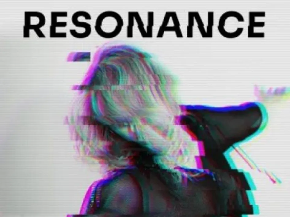 Resonance dansvoorstelling met een danser in beweging, waarbij vervormde visuele effecten en kleuraccenten de zintuiglijke beleving van muziek verbeelden.