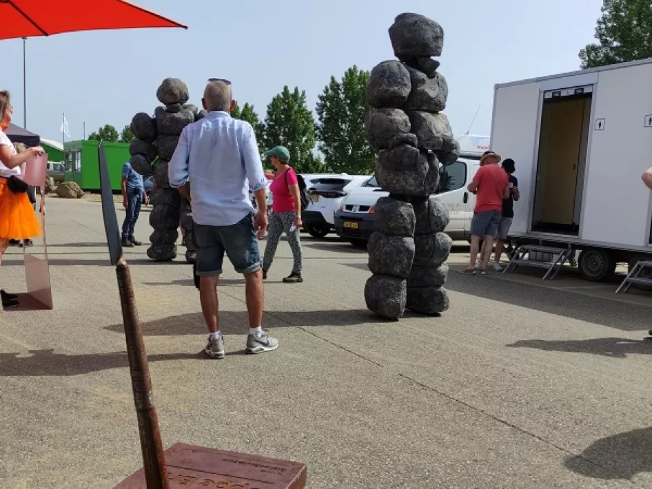 Stenen mannen lopen als entertainment over het terrein