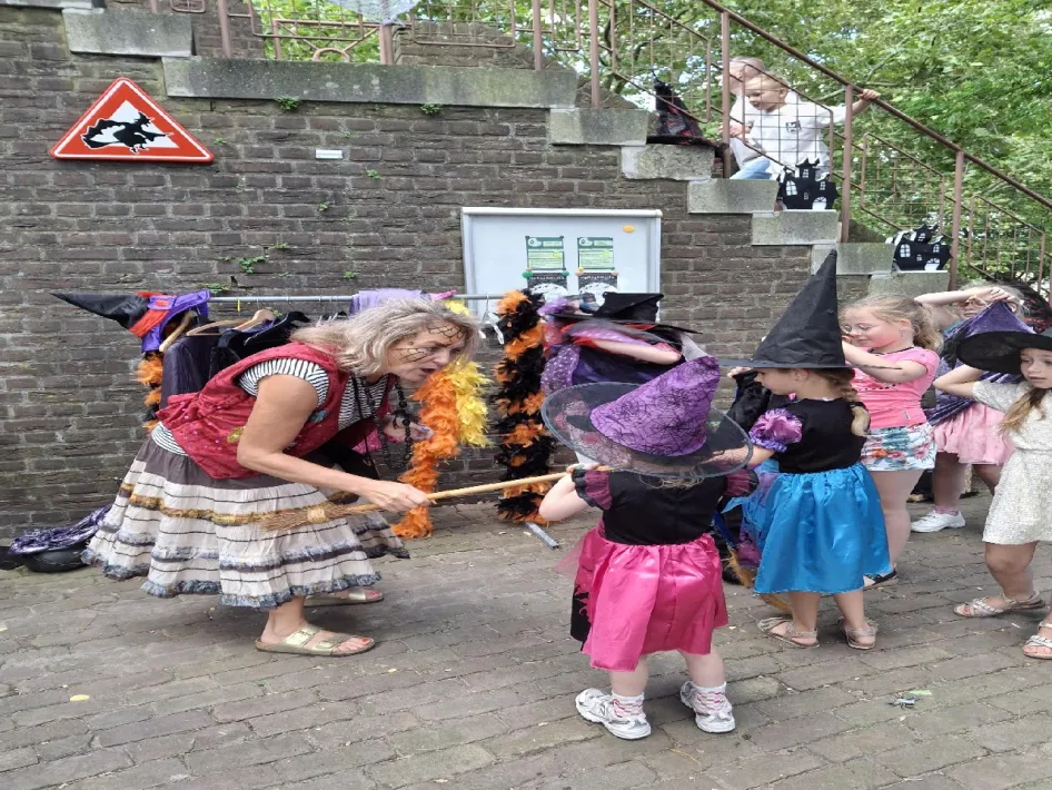 heisa rondom de rattentoren waar allemaal kinderen verkleed zijn