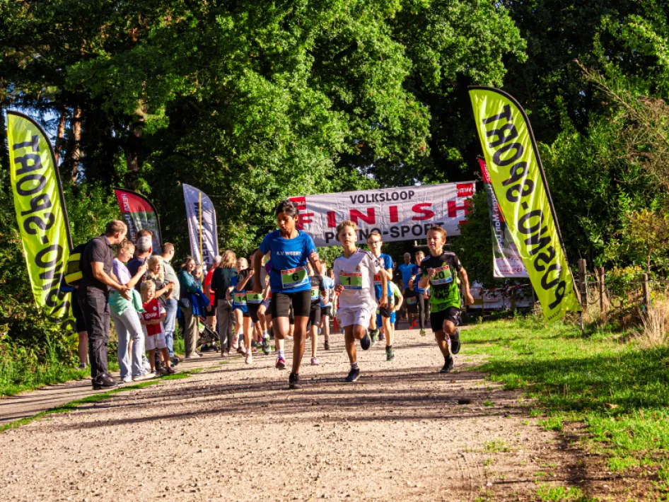 Kinderen zijn net begonnen aan de volksloop