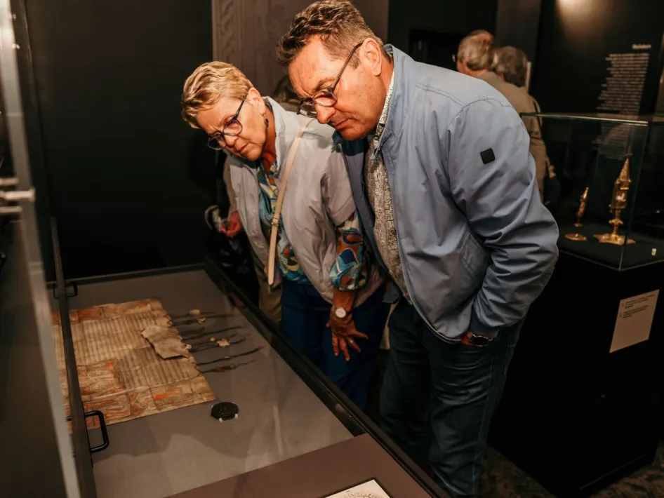 Twee bezoekers tijdens een instaprondleiding in de Schatkamer van Sint-Catharina Maaseik
