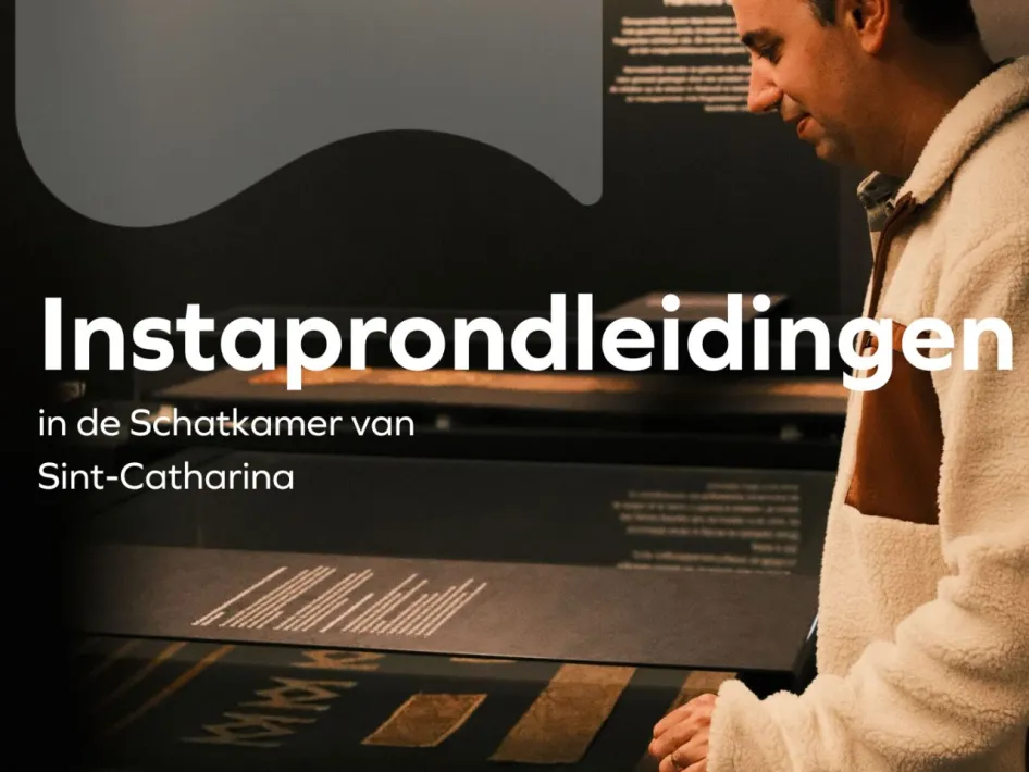 Bezoeker tijdens instaprondleidingen in de Schatkamer van Sint-Catharina Maaseik