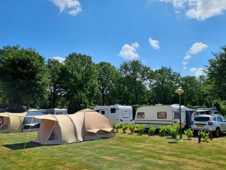 Tenten en caravans staan op Kampeerbos de Simonshoek