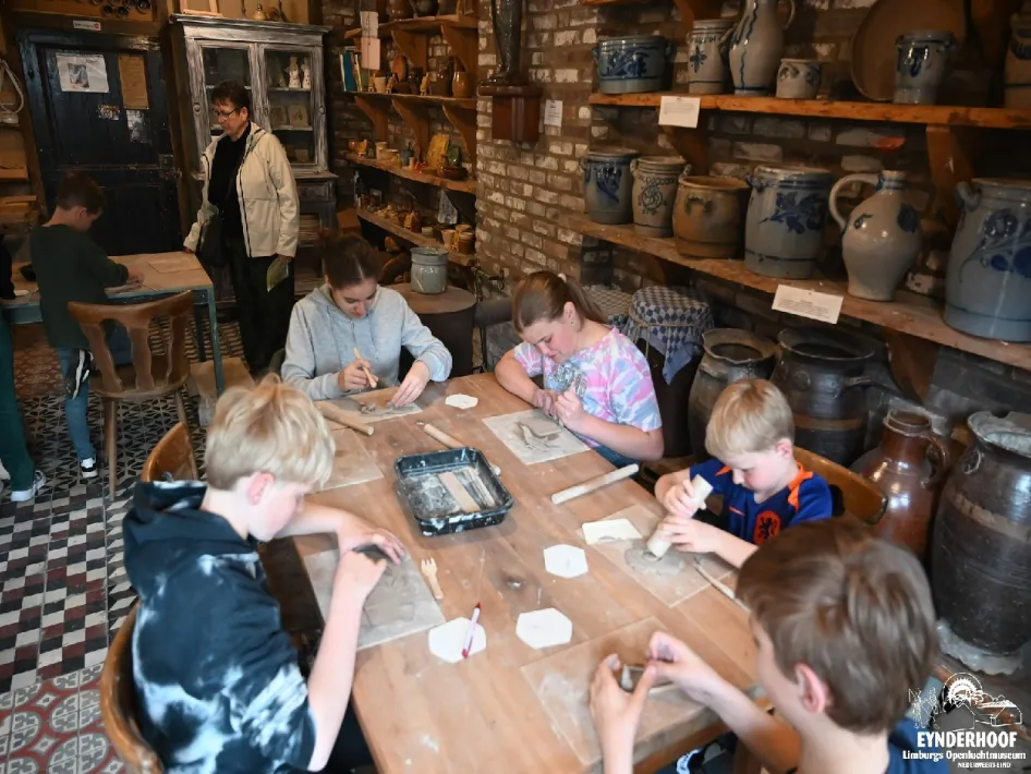 Kinderen die keramiek en textiel workshop volgen bij eynderhoof