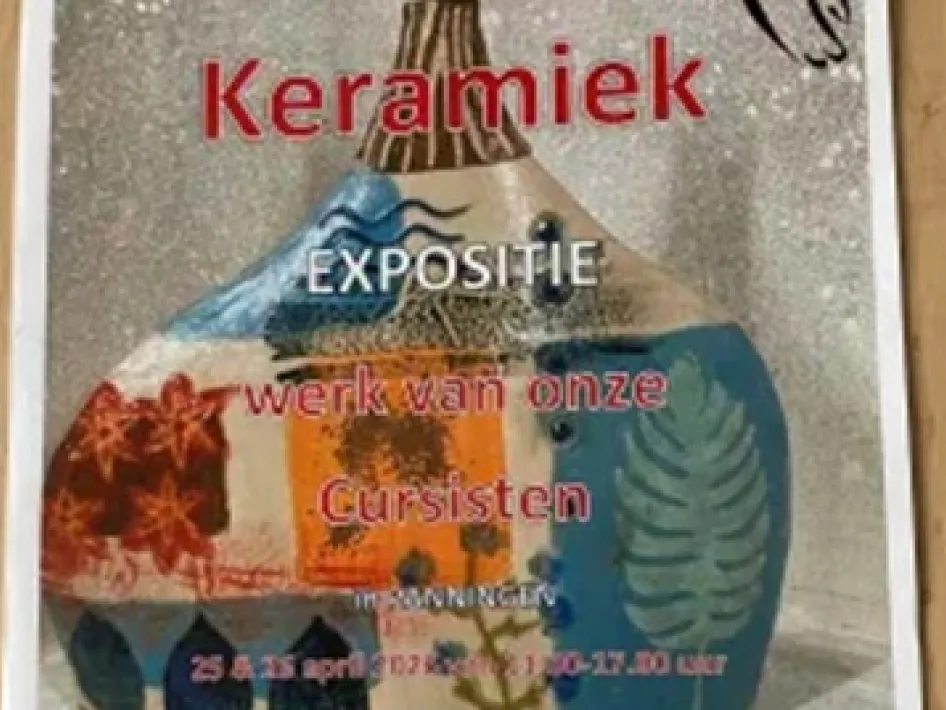 Poster van een keramiek expositie met werk van cursisten, afgebeeld op een kleurrijke keramische vaas.