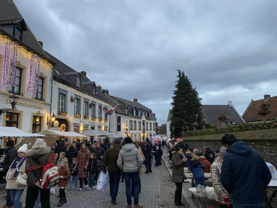 Kerstmarkt in het centrum van Thorn met bezoekers, kraampjes en kerstverlichting.