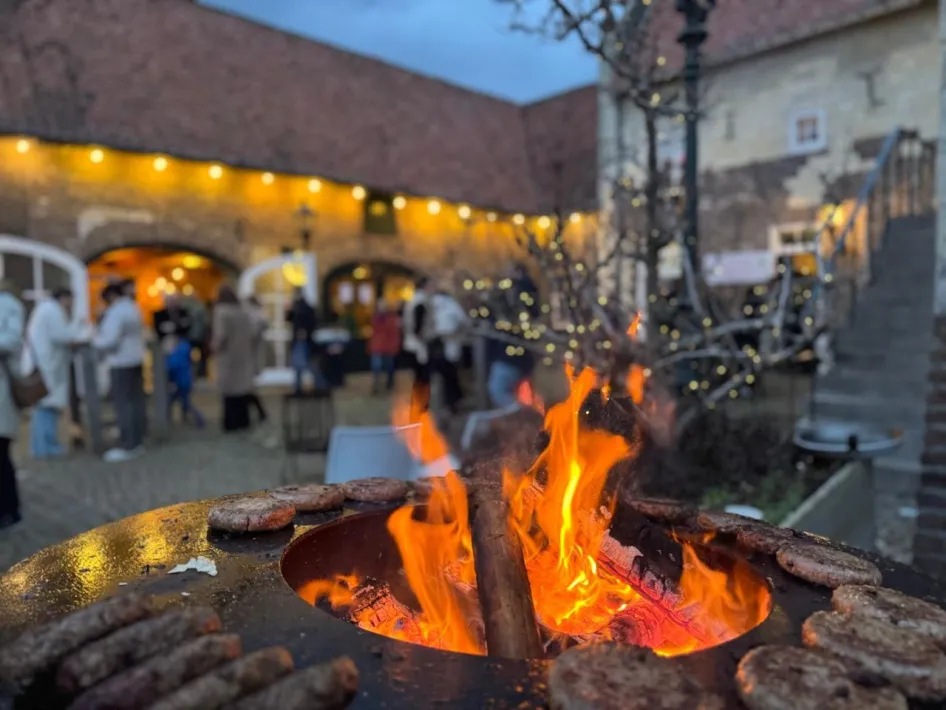 Vuurkorf met vlees op de grill tijdens de Kerstmarkt Thorn.