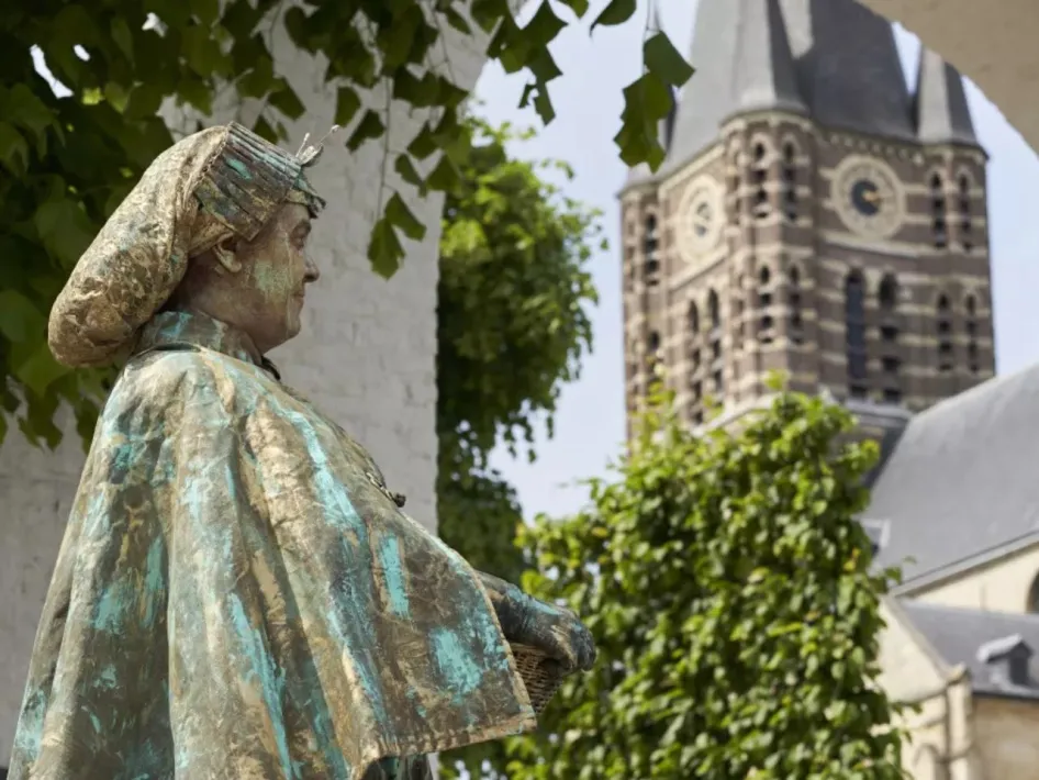 Levende standbeelden Thorn: een kleurrijk standbeeld voor de kerk in Thorn, onderdeel van het jaarlijkse festival.