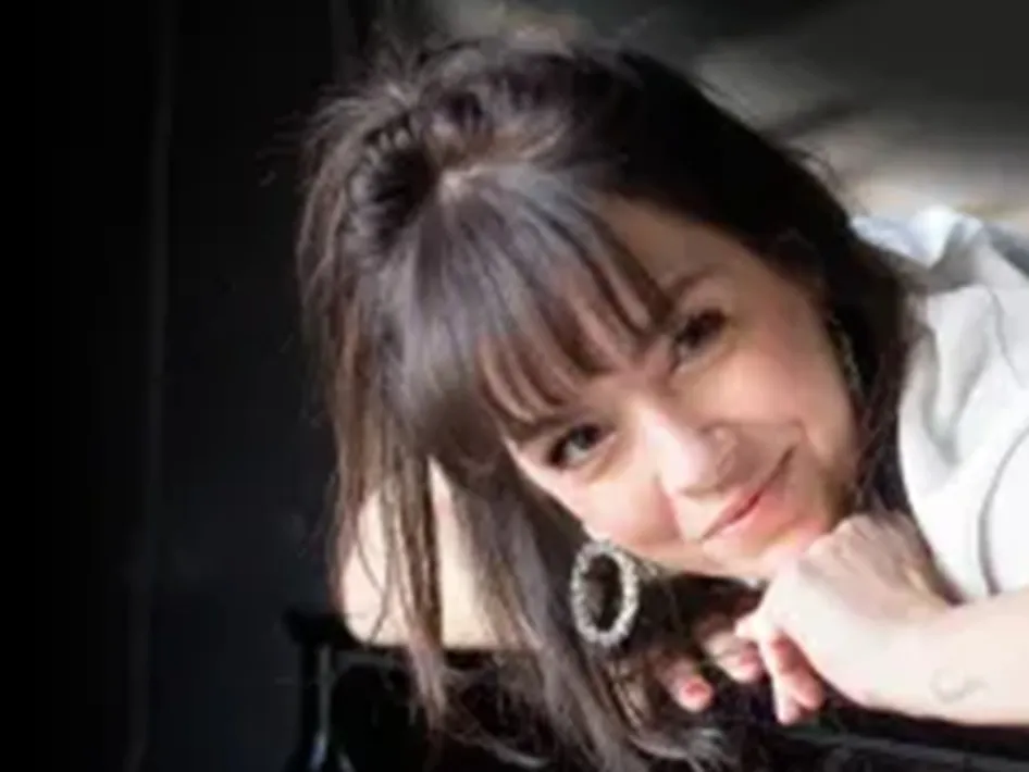 Portret van Linda Smeets die ontspannen leunt en recht in de camera kijkt